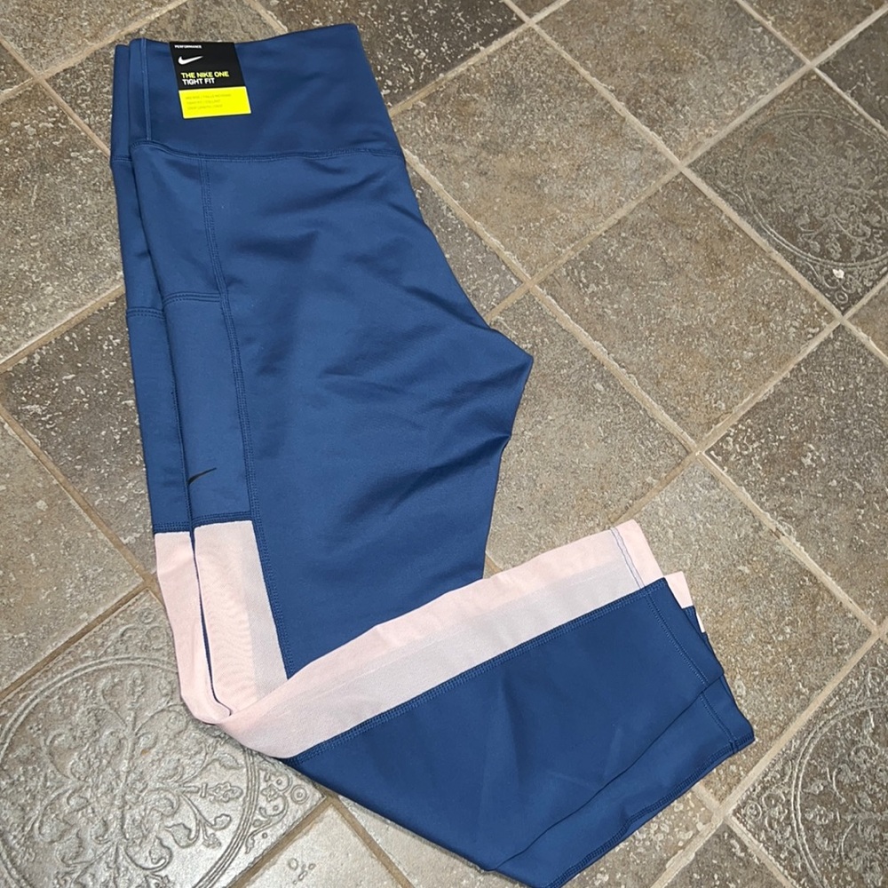 Women’s Nike mid rise crop leggings nwt sz l